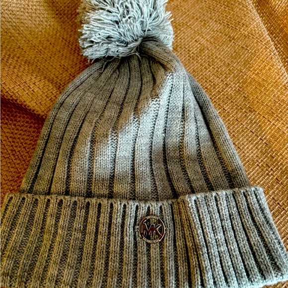 Michael Kors soft gray winter hat with ball, ECU - Picture 1 of 4